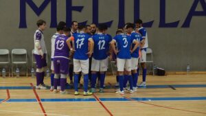 Jugadores del Nueva Era Melilla F.S. en una reunión durante el partido
