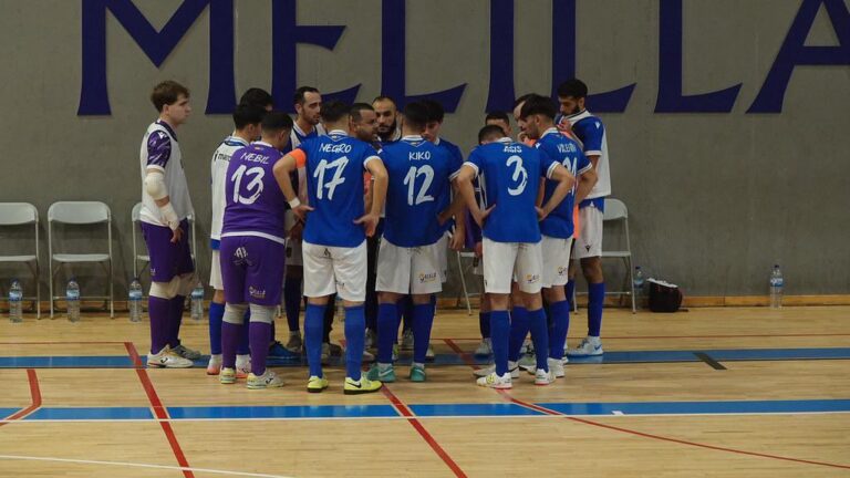 Jugadores del Nueva Era Melilla F.S. en una reunión durante el partido