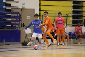 Jugadores del C.D. Melistar y Levante U.D. en un partido de fútbol sala