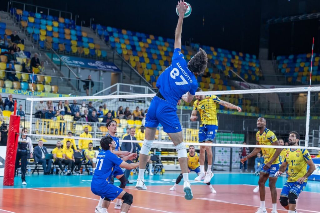 Jugadores del Club Voleibol Melilla durante un partido de voleibol