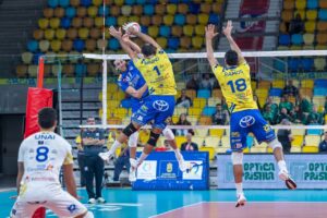 Jugadores de voleibol en acción durante un partido entre C.V. Guaguas y Melilla.