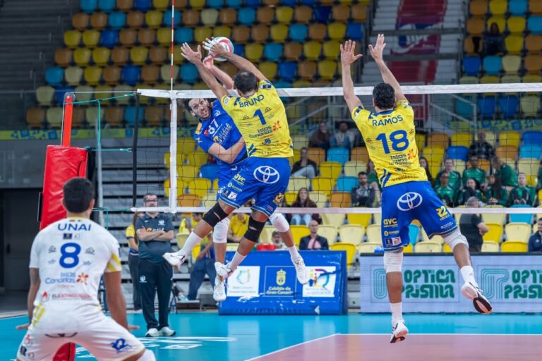 Jugadores de voleibol en acción durante un partido entre C.V. Guaguas y Melilla.