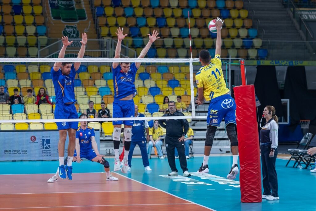 Jugadores de voleibol en acción durante un partido entre C.V. Guaguas y Melilla.