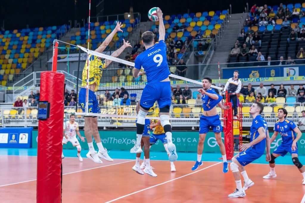 Jugadores de voleibol en acción durante un partido entre C.V. Guaguas y Melilla.