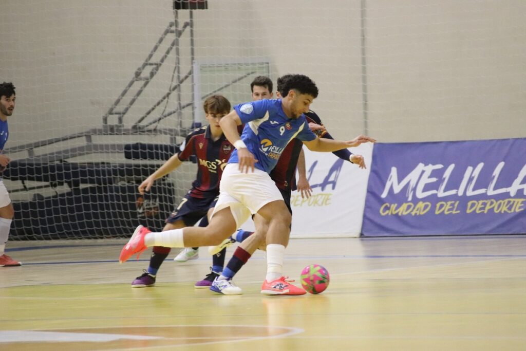 Jugadores compiten en un partido de fútbol sala en Melilla.