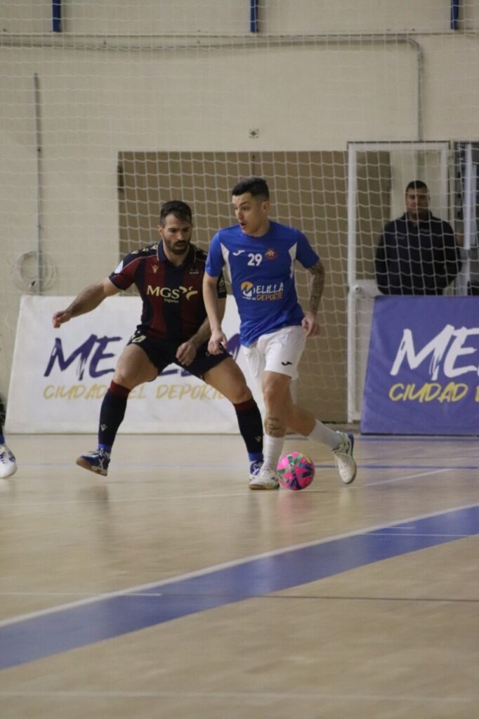 Jugadores compitiendo en un partido de fútbol sala en Melilla