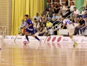 Jugadores de fútbol sala en un partido en el Pabellón Javier Imbroda.