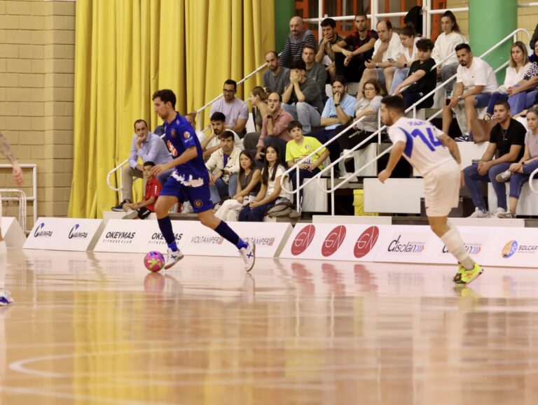 Jugadores de fútbol sala en un partido en el Pabellón Javier Imbroda.