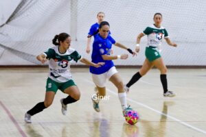 Jugadoras de fútbol sala compitiendo en un partido en el pabellón