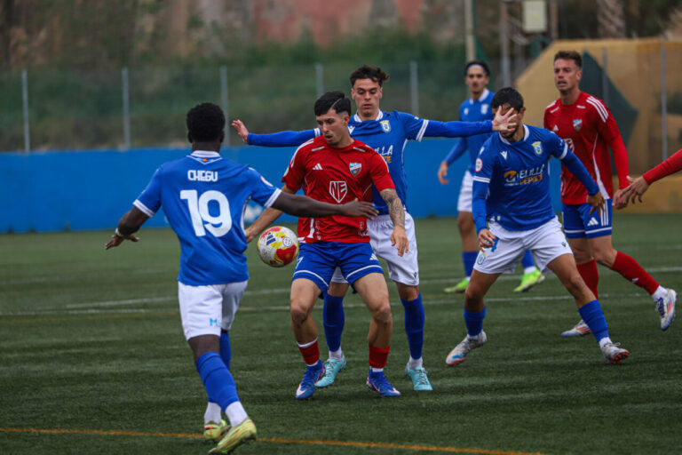 Jugadores de U.D. Melilla B y Torre del Mar en un partido de fútbol