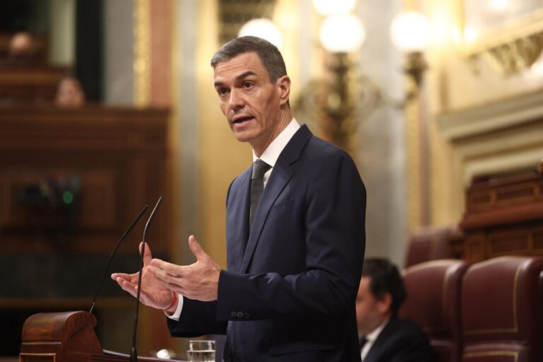 Pedro Sánchez hablando en el Congreso sobre accidentes ferroviarios