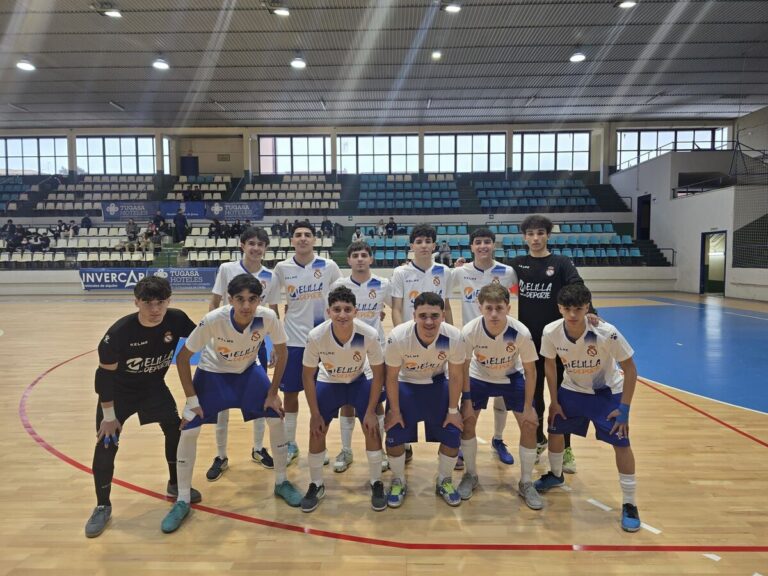 Equipo de fútbol sala Peña Real Madrid posando en el pabellón