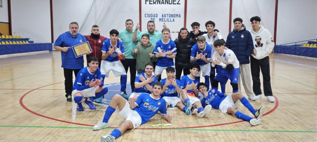 Equipo de fútbol sala Peña Real Madrid posando en el pabellón de Melilla