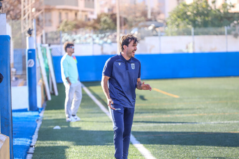 Pepe Arredondo, entrenador del filial de la U.D. Melilla en el campo