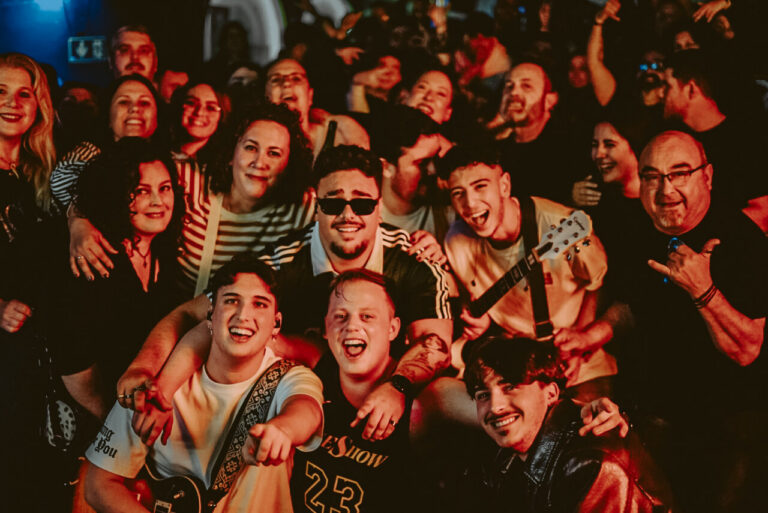 Concierto de la banda Perímetro en la sala Utopía con público animado