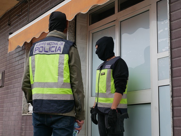 Agentes del cuerpo nacional de policía en una operación de investigación