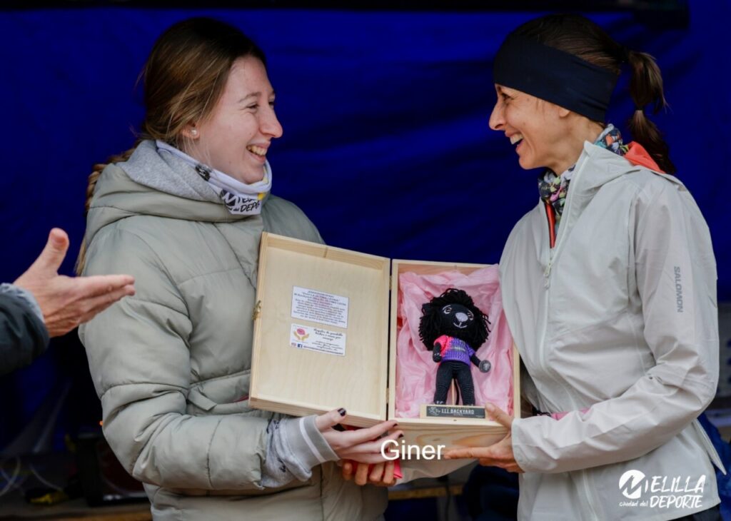 Entrega de premio en la Backyard Ultra 'El Último León' en Melilla