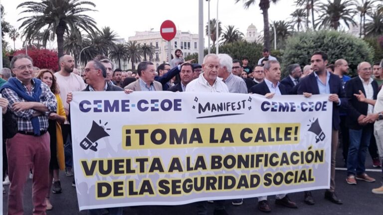 Manifestantes sosteniendo una pancarta sobre beneficios fiscales en Melilla