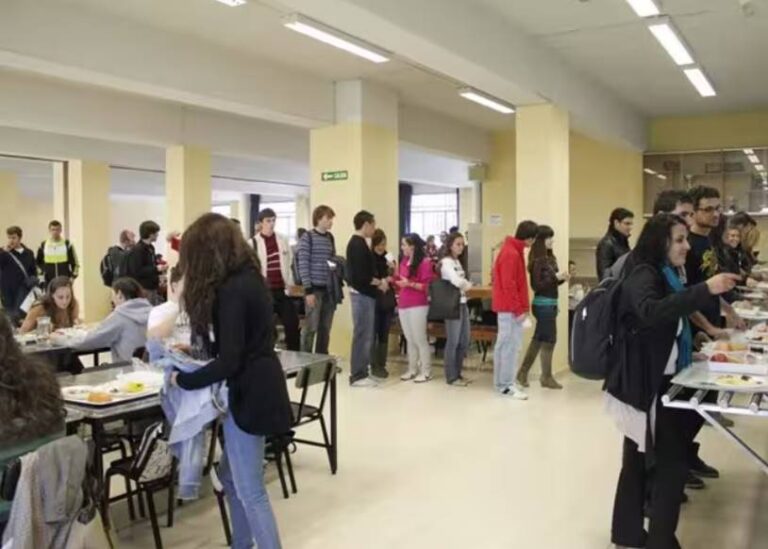 Estudiantes en la UGR haciendo cola en el comedor universitario