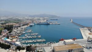 Vista aérea del puerto de Motril con barcos y embarcaciones