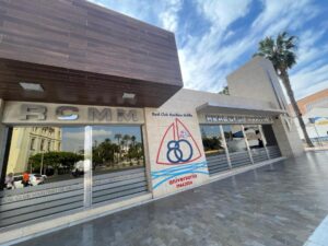 Fachada del Real Club Marítimo de Melilla con su logo y aniversario
