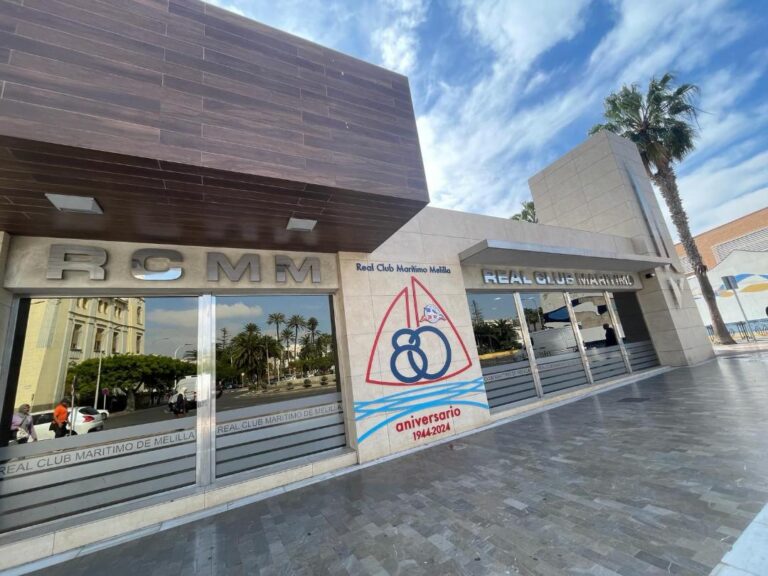 Fachada del Real Club Marítimo de Melilla con su logo y aniversario
