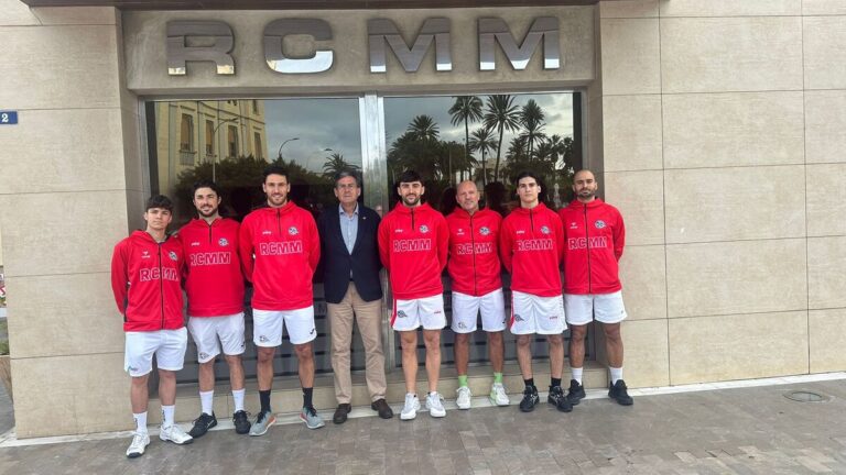 Equipo del Real Club Marítimo de Melilla posando frente a su sede