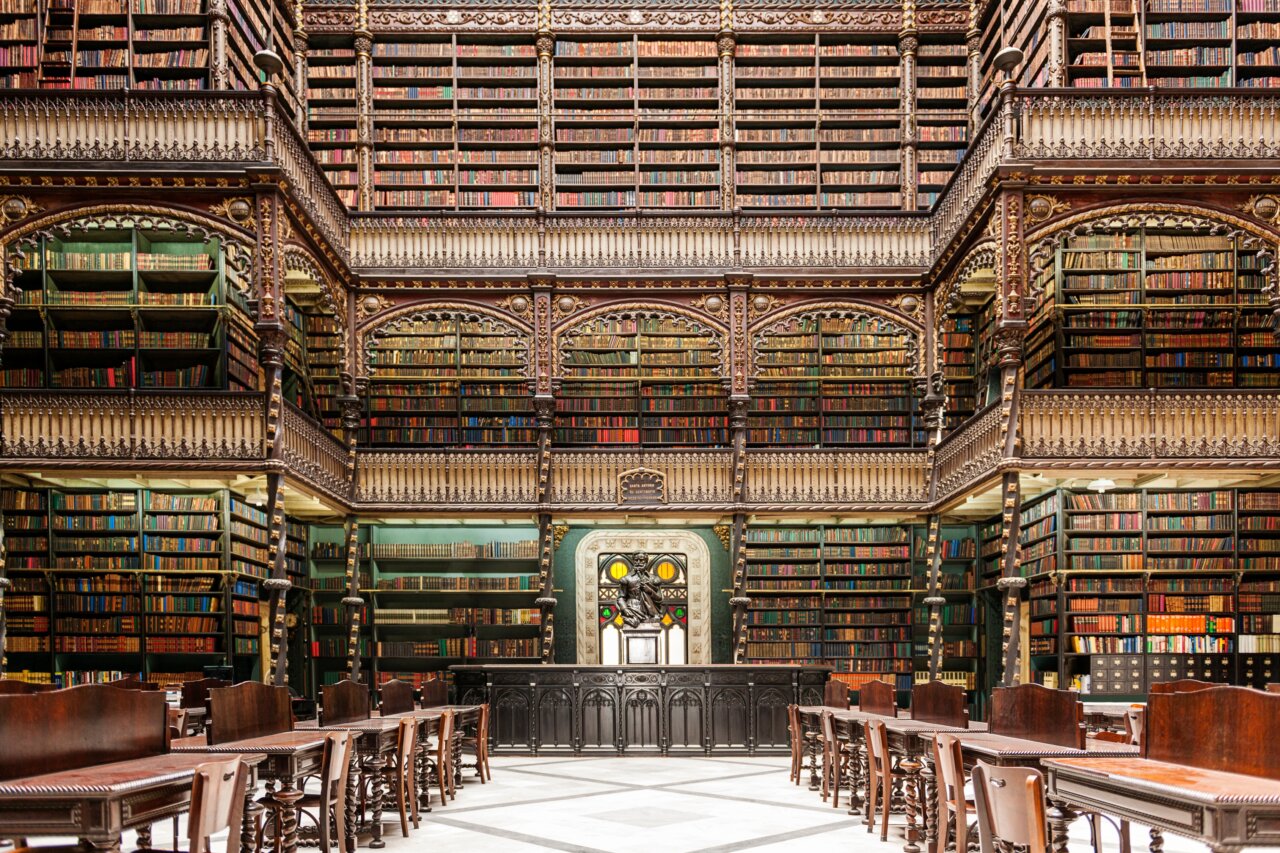 Interior del Real Gabinete Portugués de Lectura en Río de Janeiro con estanterías llenas de libros.