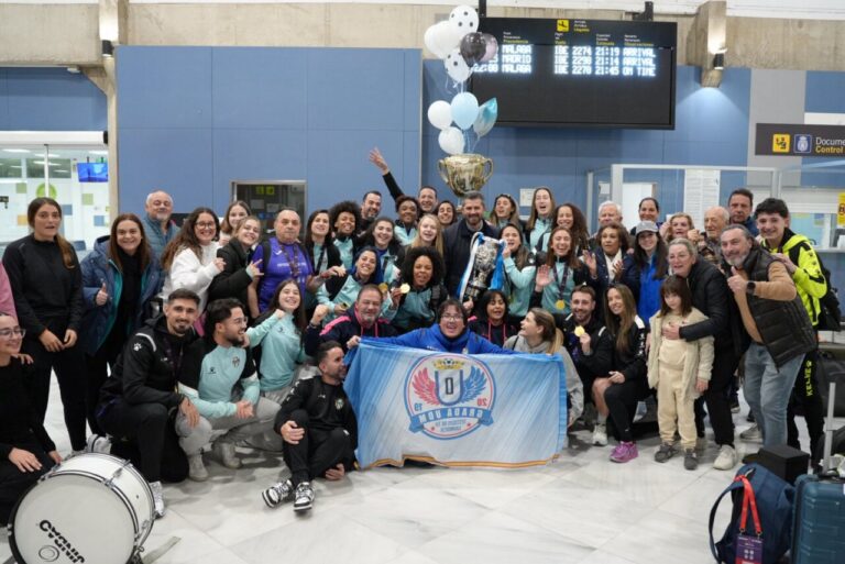 Jugadoras y aficionados celebrando el recibimiento del equipo en el aeropuerto