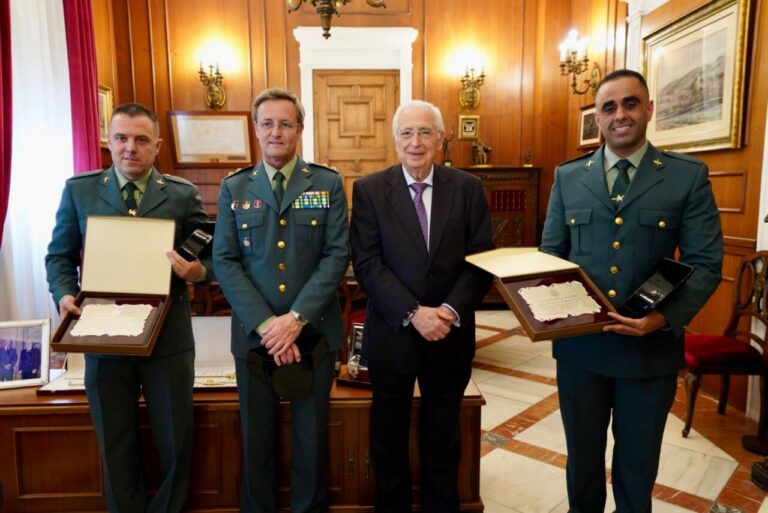 El presidente de Melilla entrega placas a guardias civiles por salvar a un ciclista