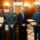 El presidente de Melilla entrega placas a guardias civiles por salvar a un ciclista