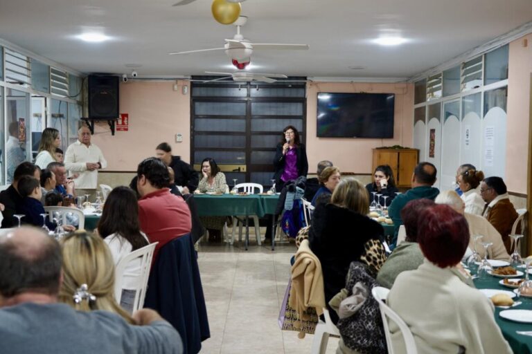 Grupo de personas en una cena comunitaria en Melilla