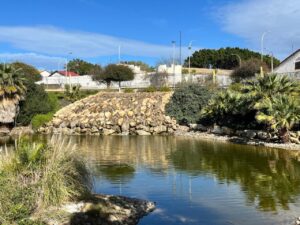 Vista de la cascada recuperada en el parque forestal Rey Juan Carlos I