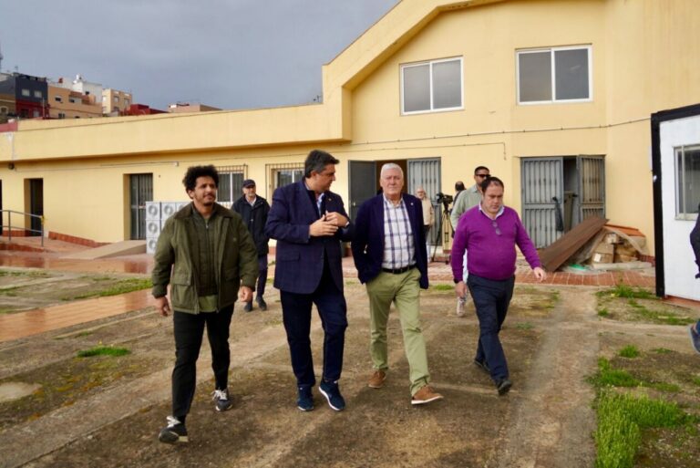 Visita de autoridades a las obras del cementerio hebreo en Melilla