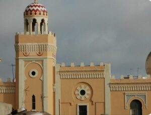 Vista de la Mezquita Central de Melilla con detalles arquitectónicos