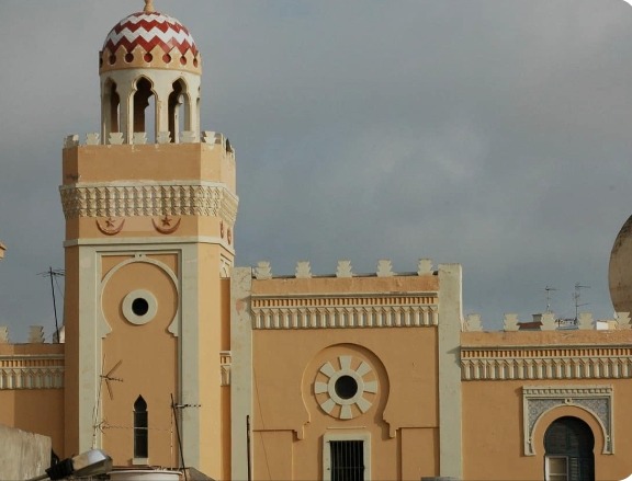 Vista de la Mezquita Central de Melilla con detalles arquitectónicos