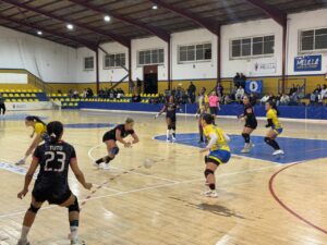 Jugadoras del Club Balonmano T-Maravilla Melilla en acción durante un partido