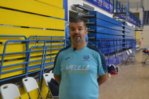 Salim Abdelkader, entrenador del Club Voleibol Melilla, en el gimnasio
