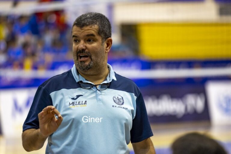 Entrenador Salim Abdelkader dando instrucciones en un partido de voleibol