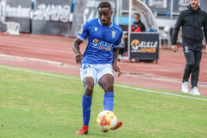 Samu Gomis jugando al fútbol con la U.D. Melilla en un partido