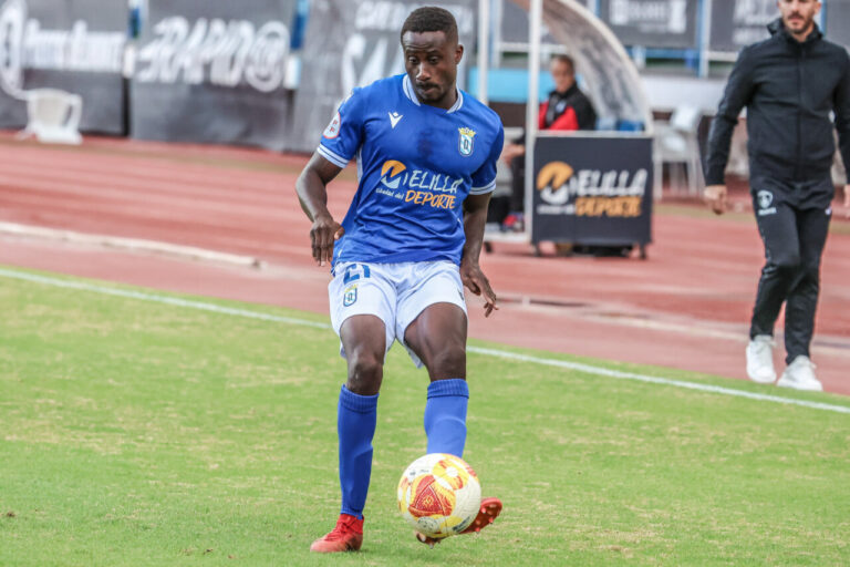 Samu Gomis jugando al fútbol con la U.D. Melilla en un partido