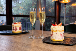 Postre y copas de champán en una mesa decorada.