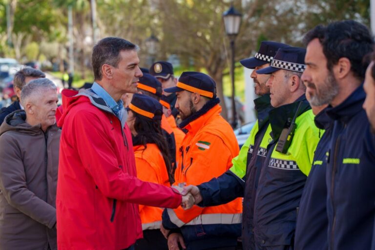 Pedro Sánchez habla con ciudadanos afectados por el temporal en Andalucía