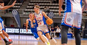 Sebastian Aris jugando baloncesto con el HLA Alicante