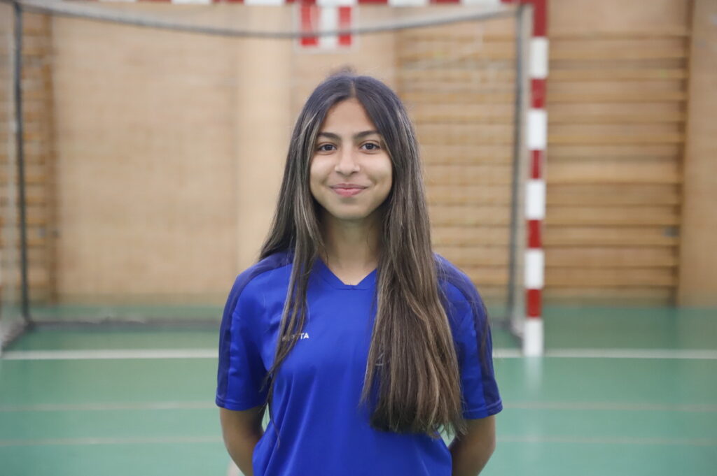 Jugadora de fútbol sala femenino Sub-14 en un pabellón deportivo