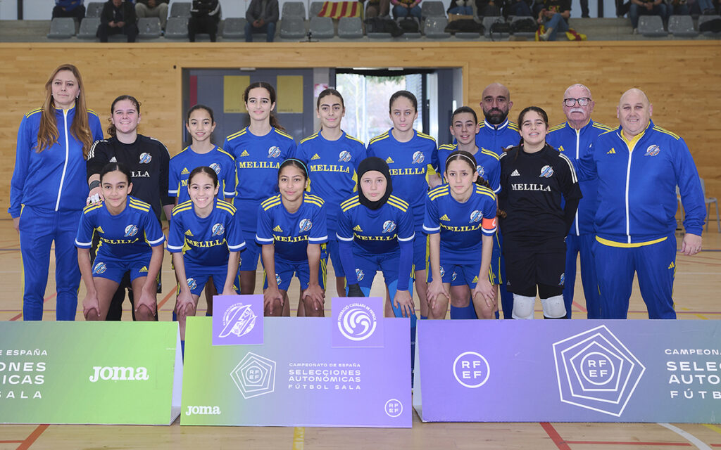 Equipo de fútbol sala femenino Sub-14 de Melilla posando en el campeonato