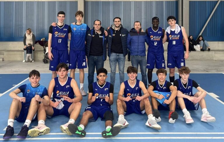 Equipo de baloncesto junior de Melilla posando en la cancha