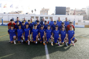 Equipo de fútbol Sub-16 de Melilla posando en el campo