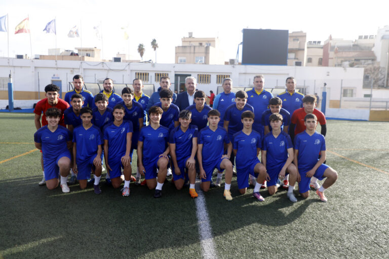 Equipo de fútbol Sub-16 de Melilla posando en el campo