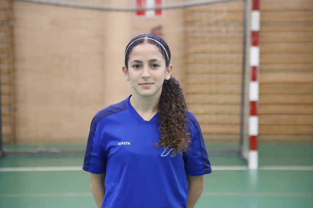 Jugadora de fútbol sala femenino Sub-14 en uniforme azul